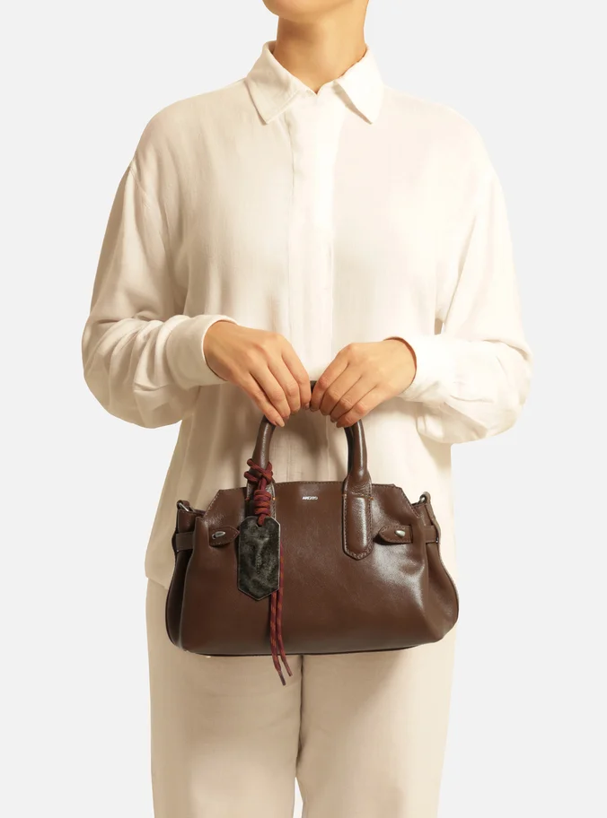 Bolsa-Tote-Marrom-Couro-Media-Bag-Charm-Metal-6-1.webp